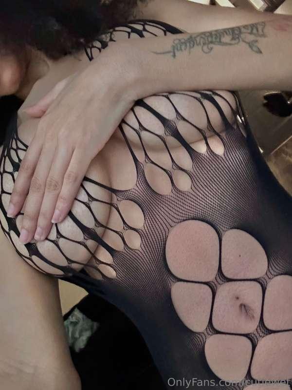 titties & body pics + toe pic • with 3min oil titty video 😍😍..