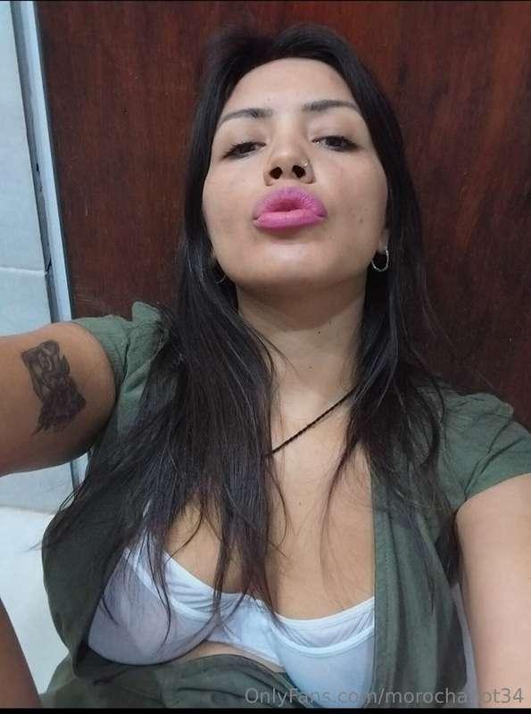 daddy these lips want to taste your 🍯... would you fuck my m..