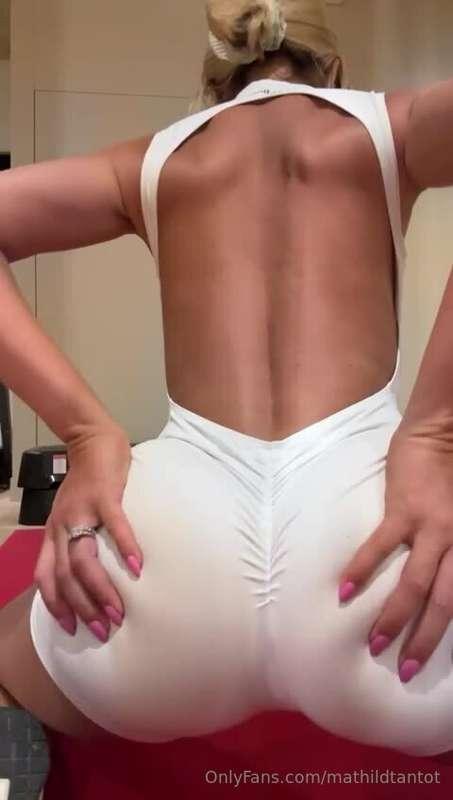 Do you like what you see, or should i tease a little more? 👅