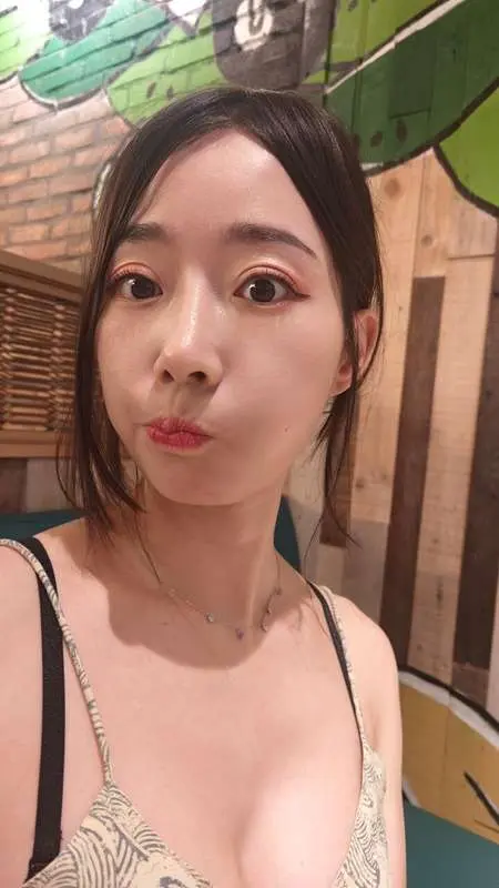 I have a little hot surprise for you, swipe it right➡️🥵