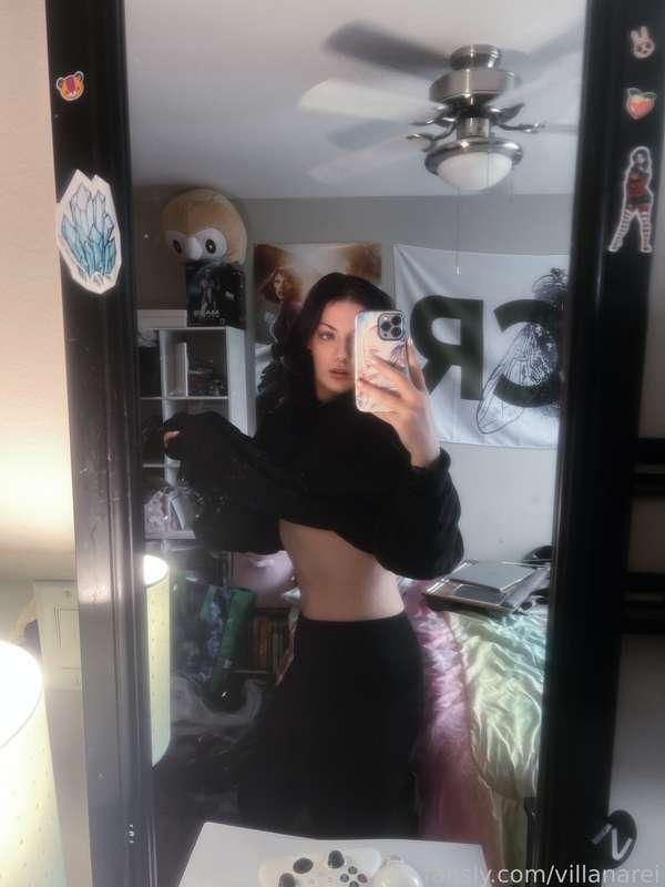 Just a lil tummy flash 😋

#fyp #tall #tallgirl #goth #gothgirl #altgirl #alternative #purplehair #thicc #musclemommy #tummy