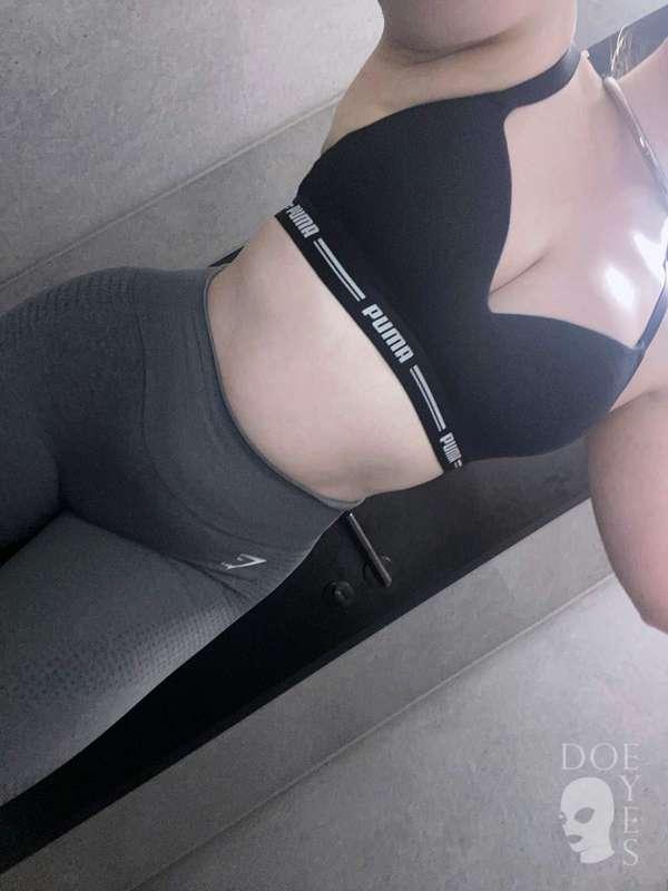 I am training so hard for you guys! 
Even though I have to study I managed to constantly visit the gym 4 times a week. My Owner even rewarded me with a personal trainier ("but its not what you think 😉"). Every training session I give everything and I hope you are slowly seeing the results too. In like 3-6 months my body should look juicy 😇

Have a great Sunday!

#gym #training #slavegirl