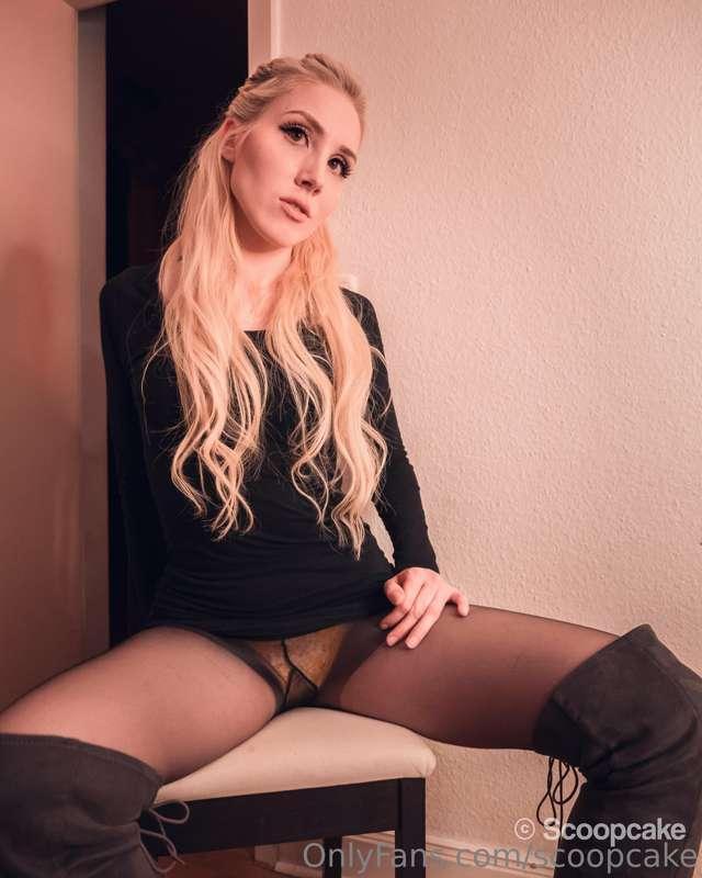A little peek under my skirt so you have something to think ..