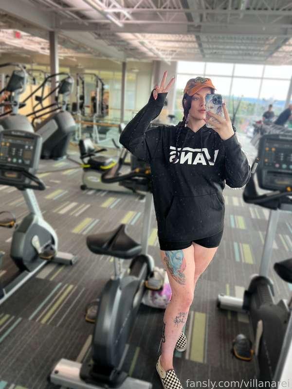 Some cute gym selfies in my new hoodie 💖

#fyp #tall #tallgirl #goth #gothgirl #altgirl #alternative #purplehair #thicc #musclemommy #gym #fitness #longlegs #tattoos #hoodie