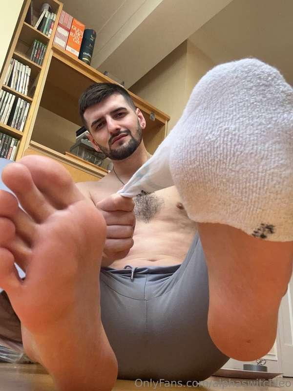 Are u ready for my sweaty soles 😈