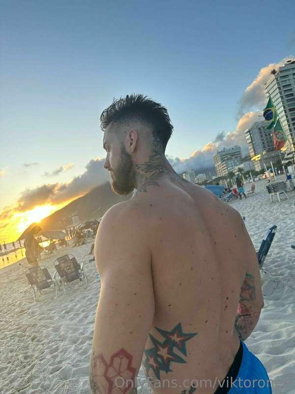 I need someone to come and massage my back ! Who is coming ?..