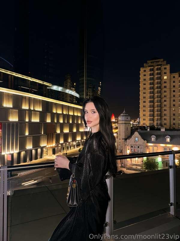 City lights and a stylish black outfit – embracing the night..