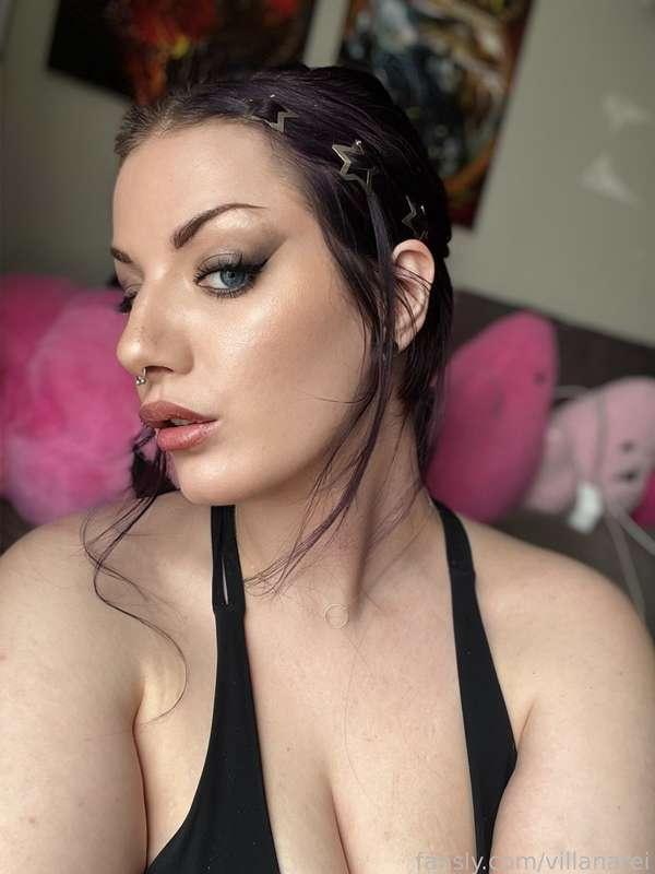 Do you like my hair clips? 🥰

#fyp #purplehair #altgirl #alternative #goth #gothgirl