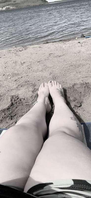 Slide them hands down these legs, grab my knees and spread t..