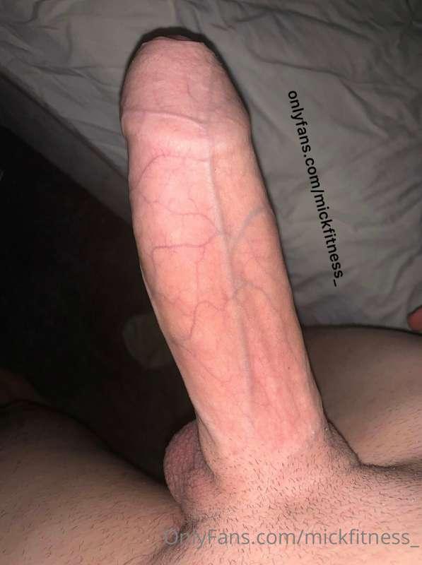 My dick is solid today I’m so horny 🤦‍♂️

Shaved it bald, co..