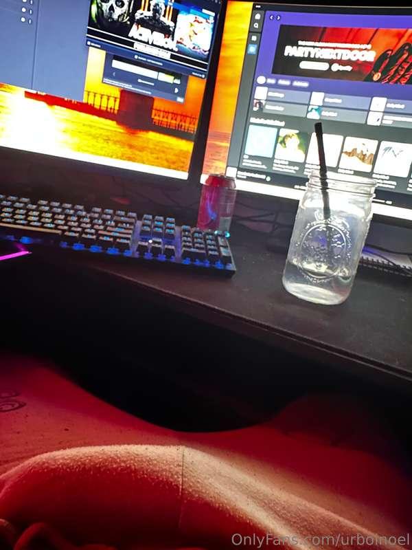 I’m so hard and high at my desk 😩 I can’t help but stroke th..