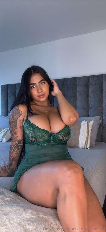 You think I'm shy? 😉 This green lace says otherwise... Slide..