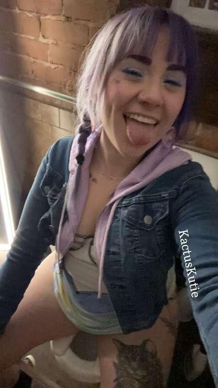 sticking out my tongue for the picture 📸👅💕✨ 

#piss #pee #girlpee #peeing #toilet #toiletfetish #tongue #altgirl #alternativegirl #pipi #bladder #urine