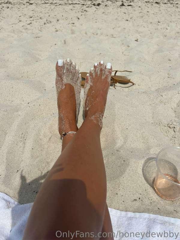 Happy Toe Tuesday! Enjoy my super long sandy toes !