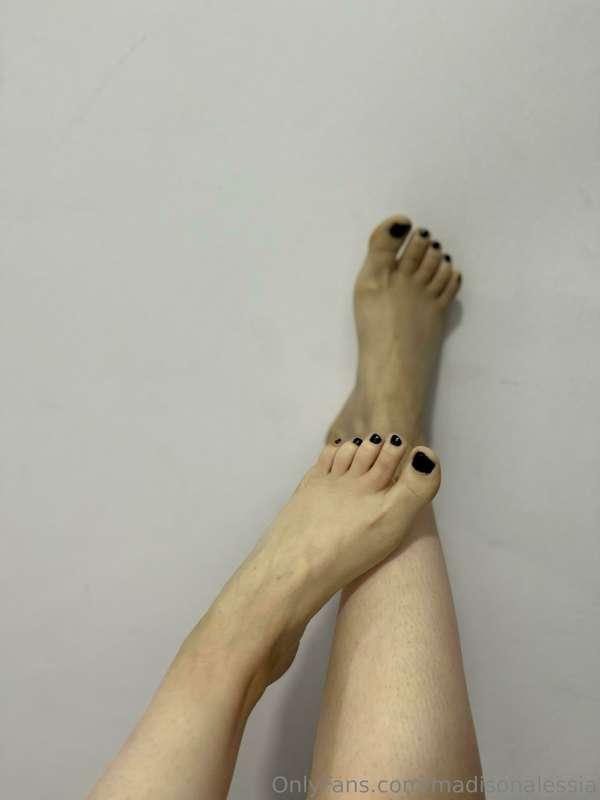 Would you like to plat with my feet? 🦶🏼👅