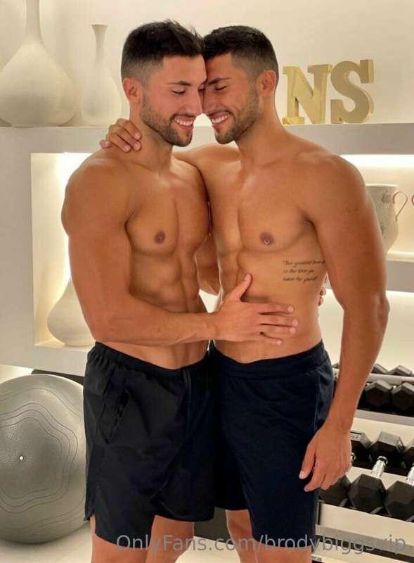 Awww these XXL  T W I N S  are so HOT 🔥🔥😈😈!!!

I’ve just dis..
