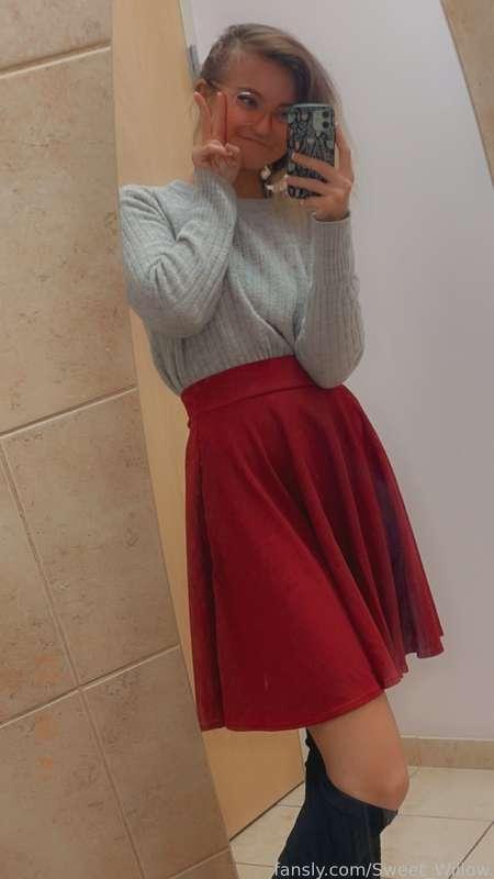 Happy Thursday! ♡ 

Do you like my new skirt? :0 It may look familiar. I have a few other black ones just like this :D I thought I’d look less gloomy if I was wearing more colorful styles 👉🏻👈🏻