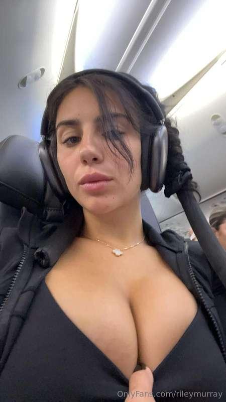 would i be your airport crush? 👅