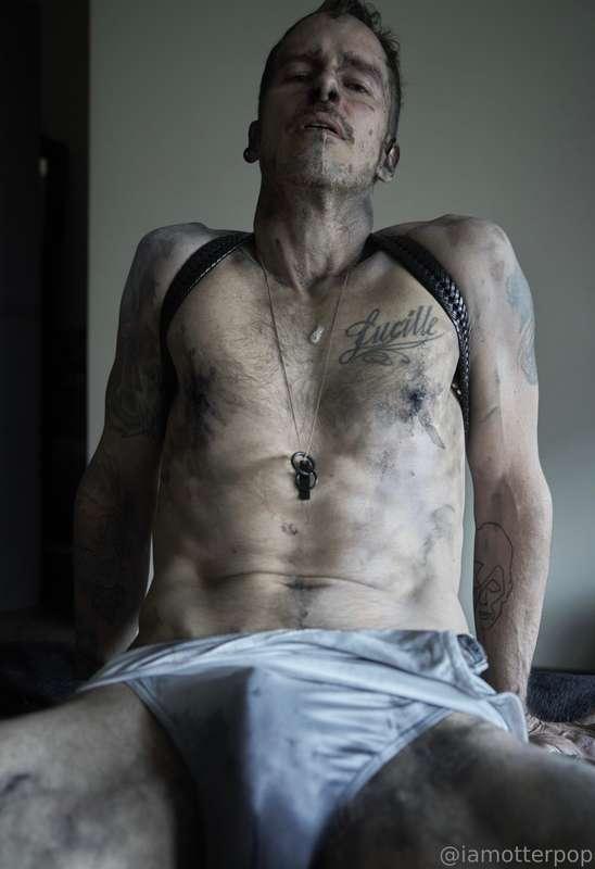 Two Advance Posts of the photo set from Carter @allthedeadbo..