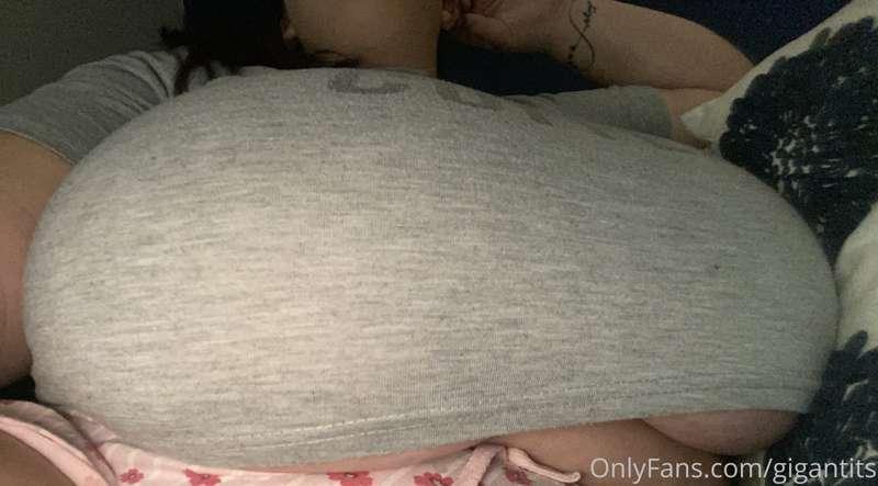 Getting cosy tonight 🥰 In my tight top 😈