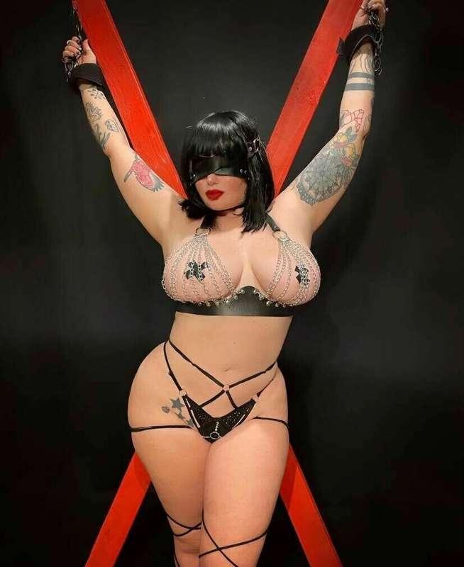 Happy Hump Day from babely @cleodora 🖤⛓
See even more at cle..