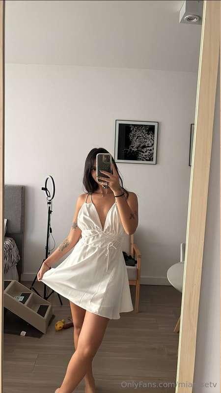 i'm loving this sundress!! do u think it looks good on me? 🙈