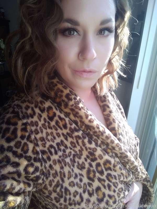 Nothing under here.... 😈💗💋