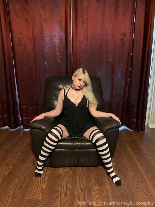 New stockings and a toy from @dttwo 🖤

Being sneaky and usin..
