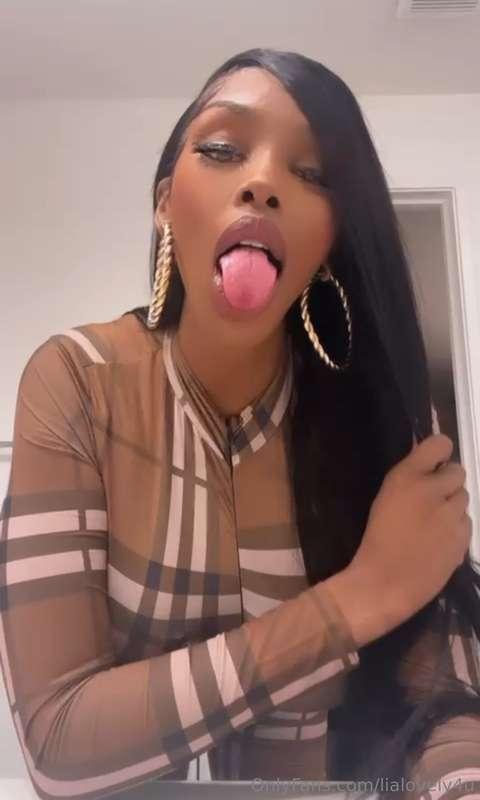 This tongue is for all you BLA BLA BLA FANS!!! To my Real ba..