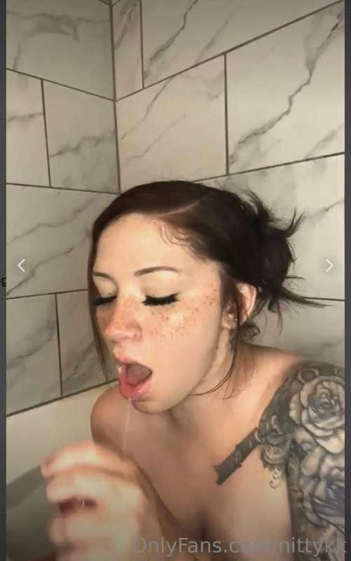 5min Sloppy sucking in the bubble bath while playing with my..