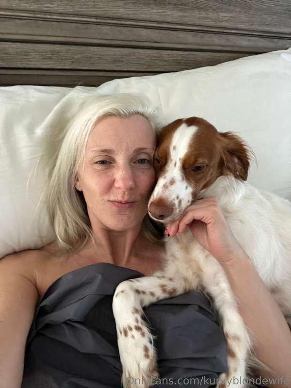 kurvyblondewife image #0