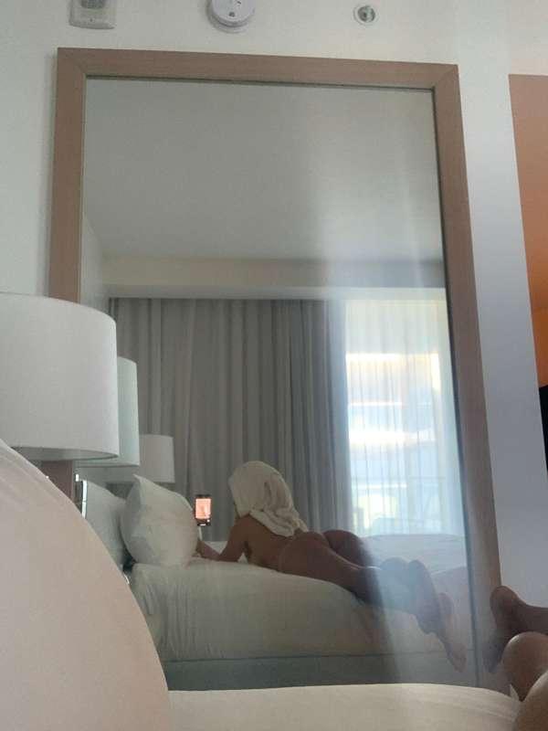 I text you these pics with a “hurry back to the hotel room for some pre-dinner fun 😈”

Your response? 😏👇🏻