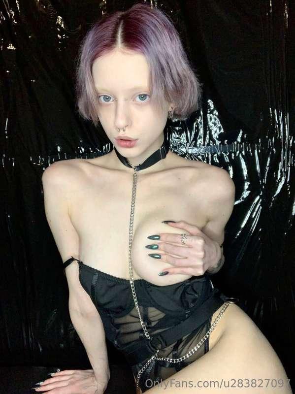 I really like my breasts in this picture, 
don't you? 😏