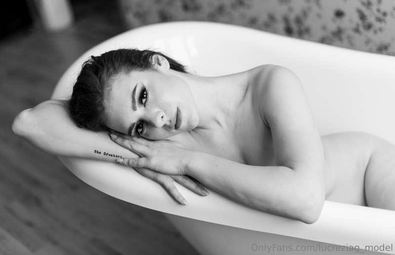 Vuoi fare il bagno con me? 😇  sai già dove trovare il resto ..