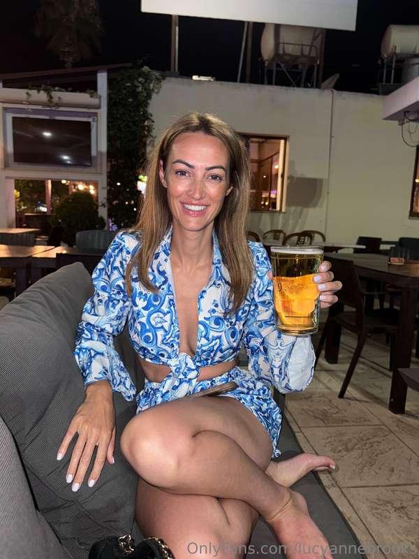 HOLIDAY FUN IN THE SUN 😎Jess is on the pints lads!!! 🍺😂Going..