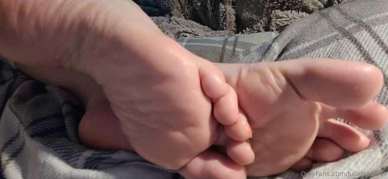 I give you the pleasure of my sweaty pinks soles this mornin..
