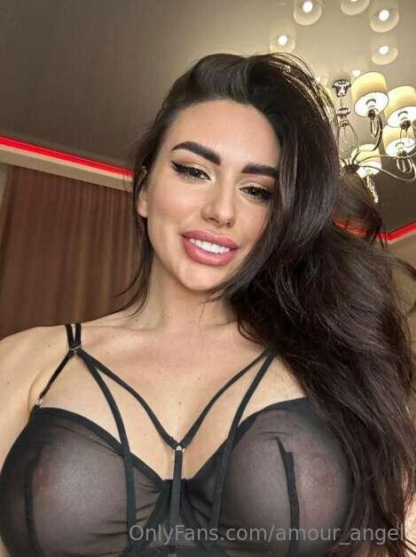 Gorgeous queen @karolina_famous😈She's got a juicy boobs🍑 She..