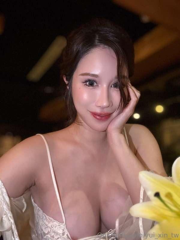 你喜歡我清純害羞，還是性感主動？Do you like me innocent and shy, or sexy and..
