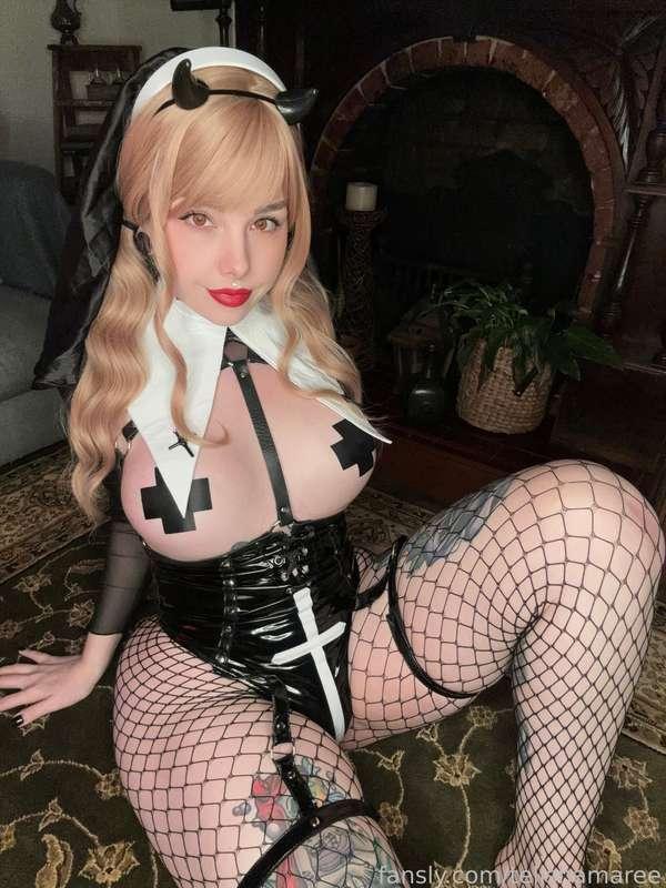 Last batch of my devil nun set 😈 tits are out temp you even more! 