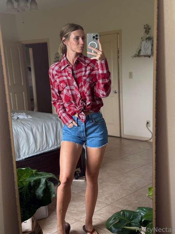 Like my yard work outfit? Hope it’s not too distracting 😜 