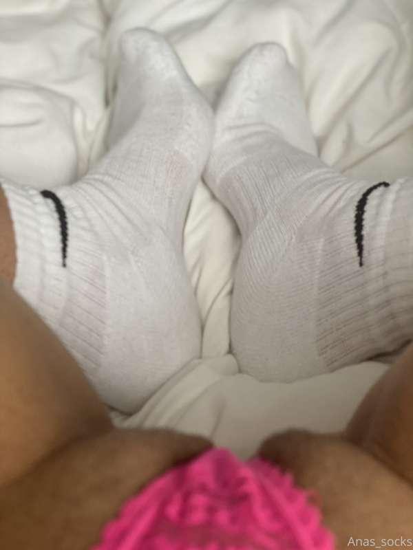 I love having my morning coffee in bed…. 
Ps my 🐱 needs some..