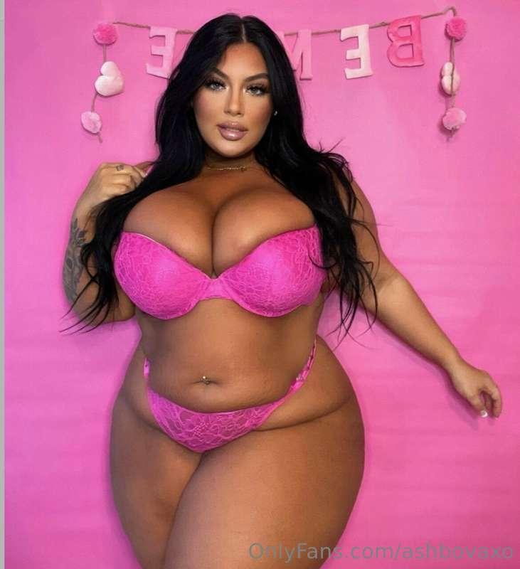 TGIF! Like my pink lingerie? 💕 Theirs something pink and pre..