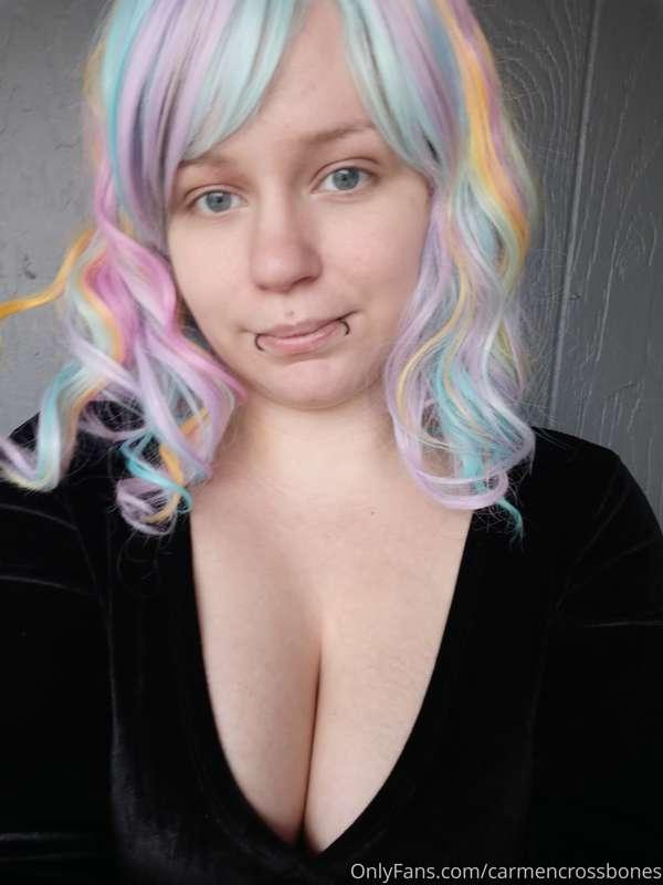 Thanks to an amazing fan i got this cute new top! 🥰🥰🥰