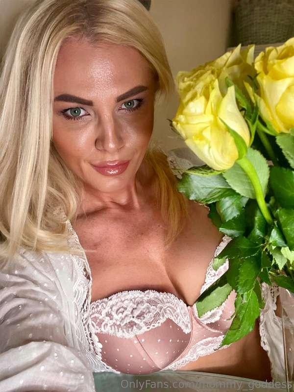 💐🔥 Soft Petals & Bare Skin 🔥💐Delicate flowers, soft lace… an..