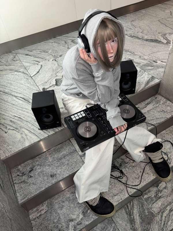 (⁄ ⁄•⁄ω⁄•⁄ ⁄) A little bit about my hobby... I am into DJing..