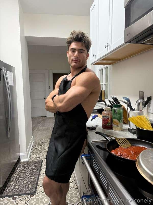 Making spaghetti.. you hungry? 😏