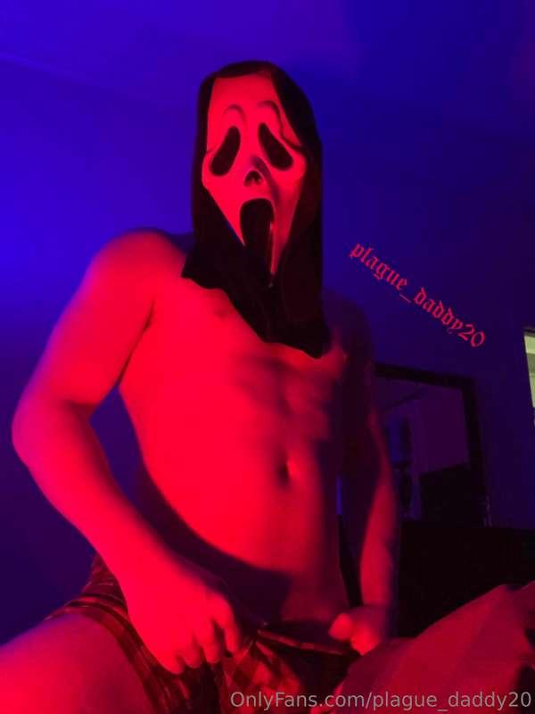 what’s your favorite scary movie

( I have 2 new mask to sho..