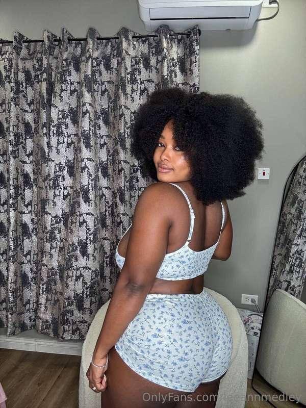 wanna bend meh over and spank meh fat ass?🫣🍑👋🏾
