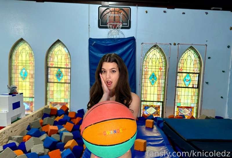 Hii 🩷 here im playing strip basketball! Every time I miss I have to take a part of my outfit off- ending up nude of course 🙈 let me know if you like this!! 🥰