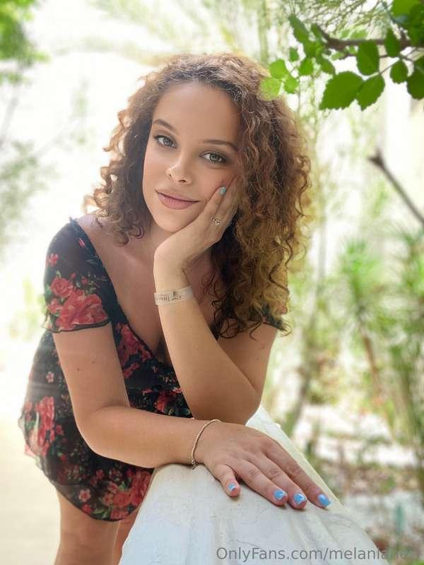 😈 Se pensi che il mio sguardo sia provocante… immagina cosa ..